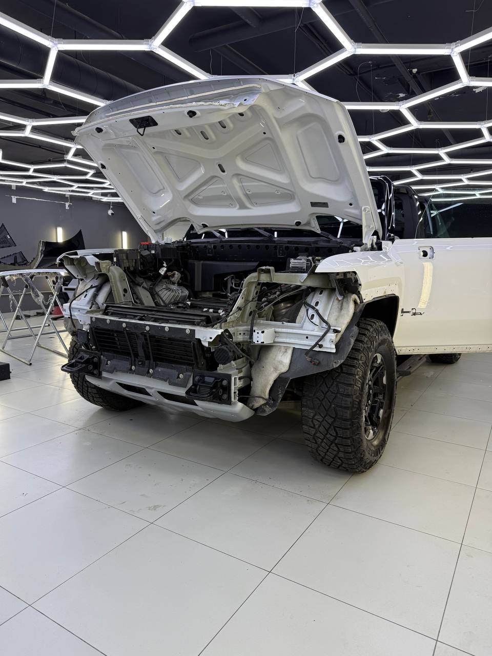 Полная защита GMC Hummer EV: оклейка кузова, черного глянца, лобового и панорамы